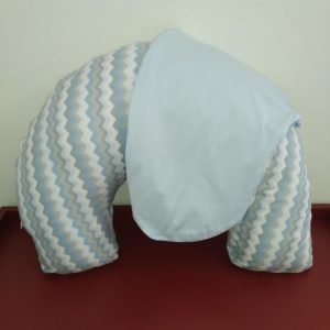Almofada de Amamentação – Chevron azul, cinza e branco + capa extra azul bebê