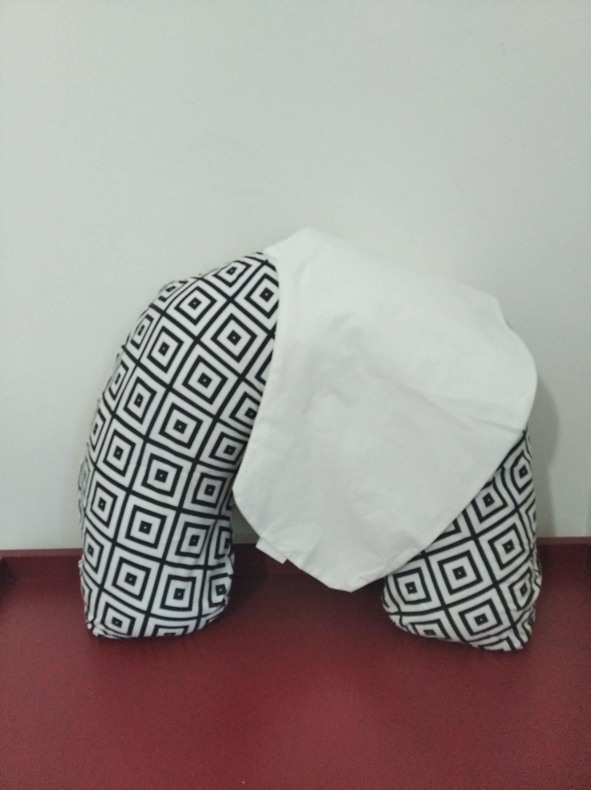 Almofada de Amamentação – Geométrica Preto e Branco + capa extra Branca