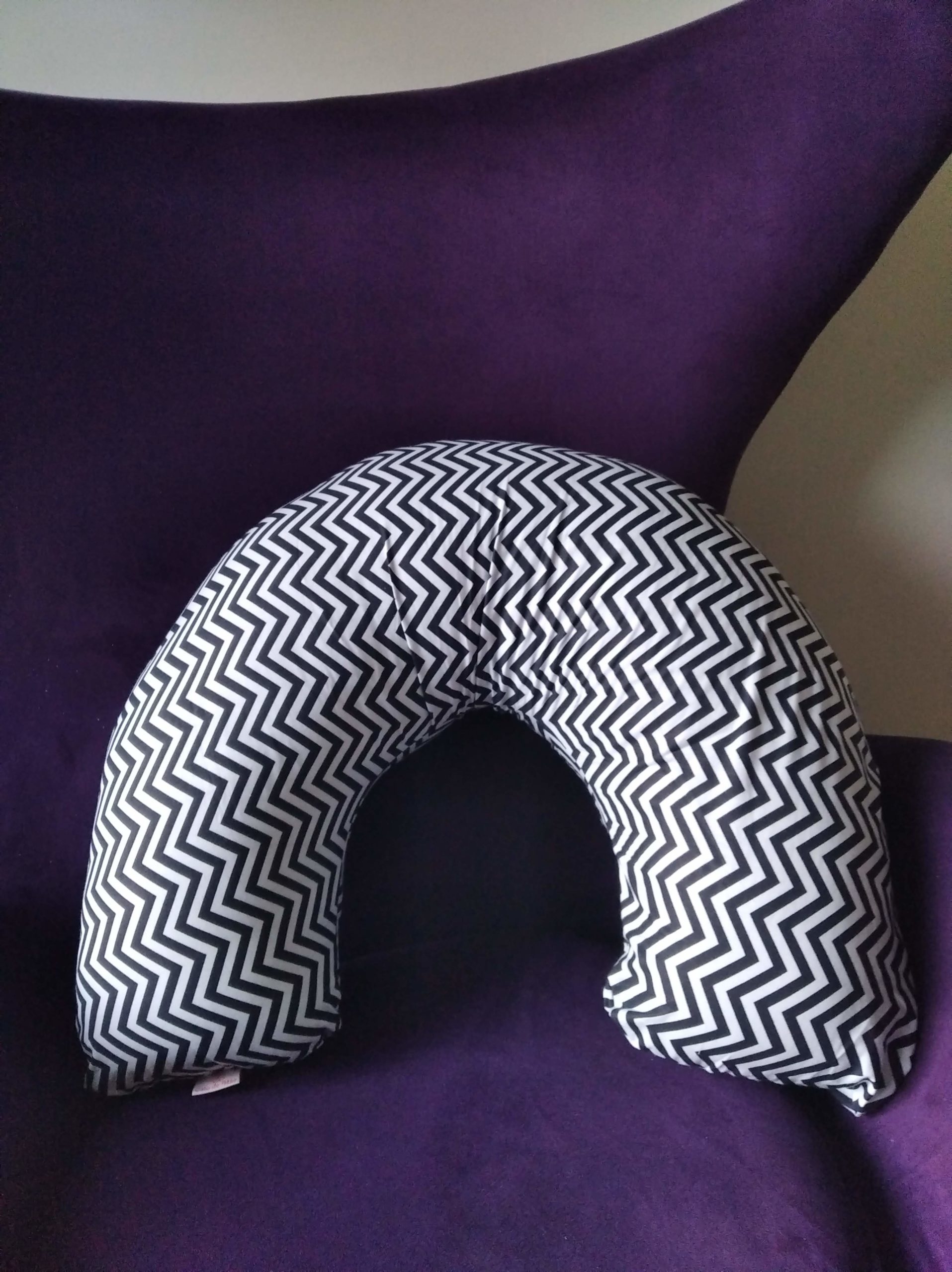Almofada de Amamenta??o - Chevron Marinho e branco + capa extra Off White - Imagem 3
