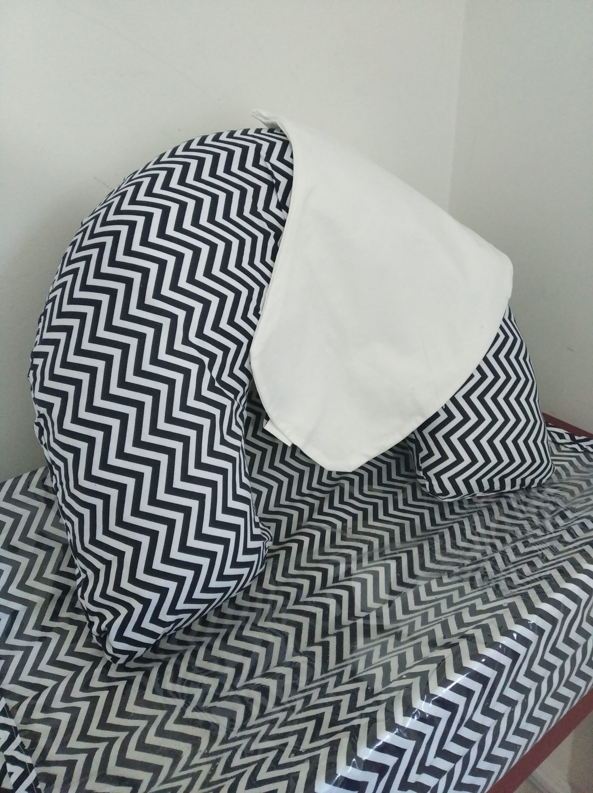 Almofada de Amamenta??o - Chevron Marinho e branco + capa extra Off White - Imagem 2