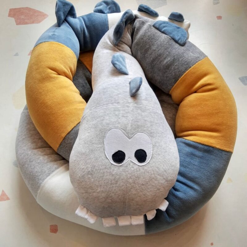 Dino de Plush Multiuso Montessoriano Cinza e Amarelo 2,5m