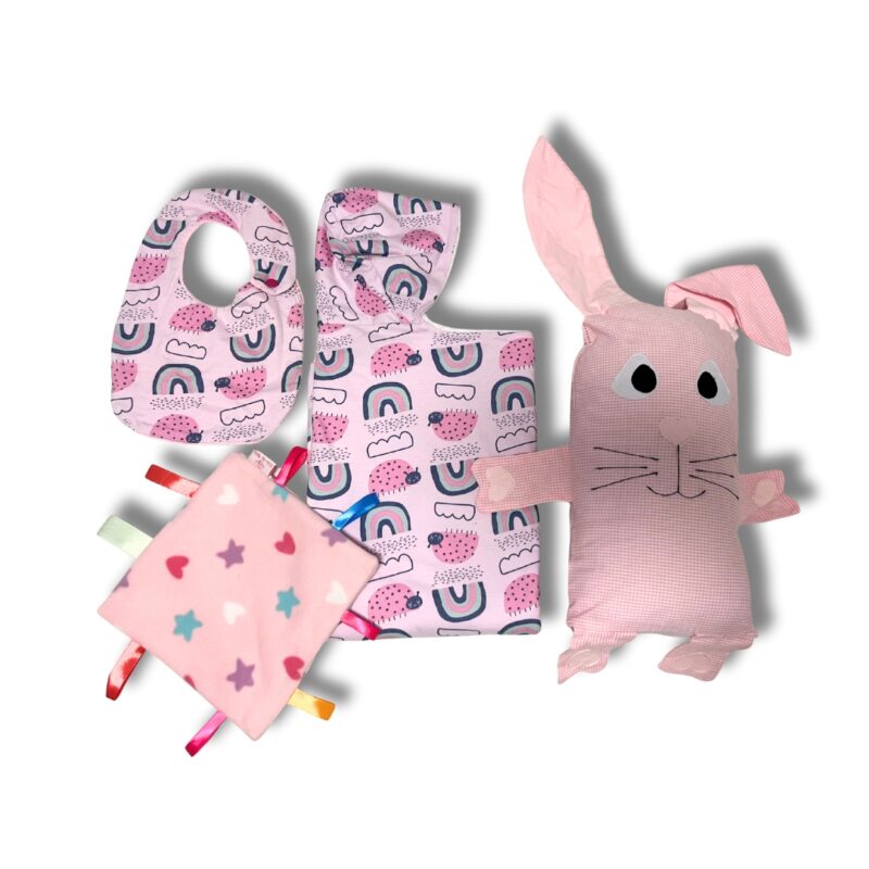 Kit Enxoval 4 Bem-vindo! Toalha de Banho com capuz Naninha Coelho Babador e Manta Sensorial