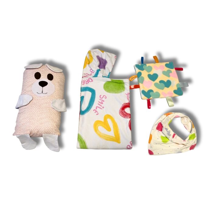 Kit Enxoval 2 Bem-vindo! Toalha de Banho com capuz Naninha Urso Babador e Manta Sensorial