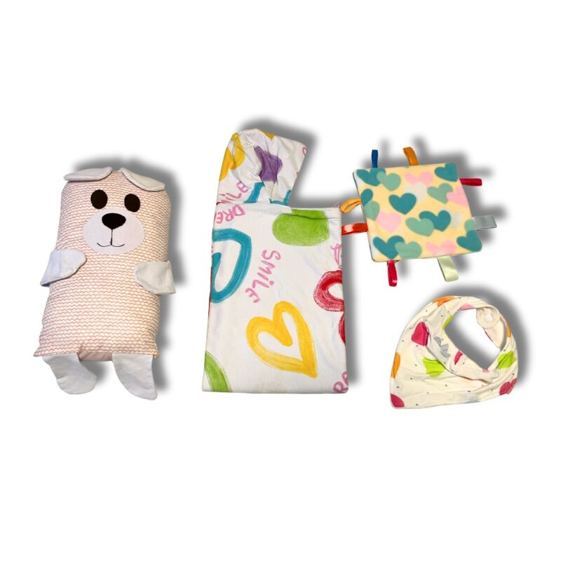 Kit Enxoval 2 Bem-vindo! Toalha de Banho com capuz Naninha Urso Babador e Manta Sensorial