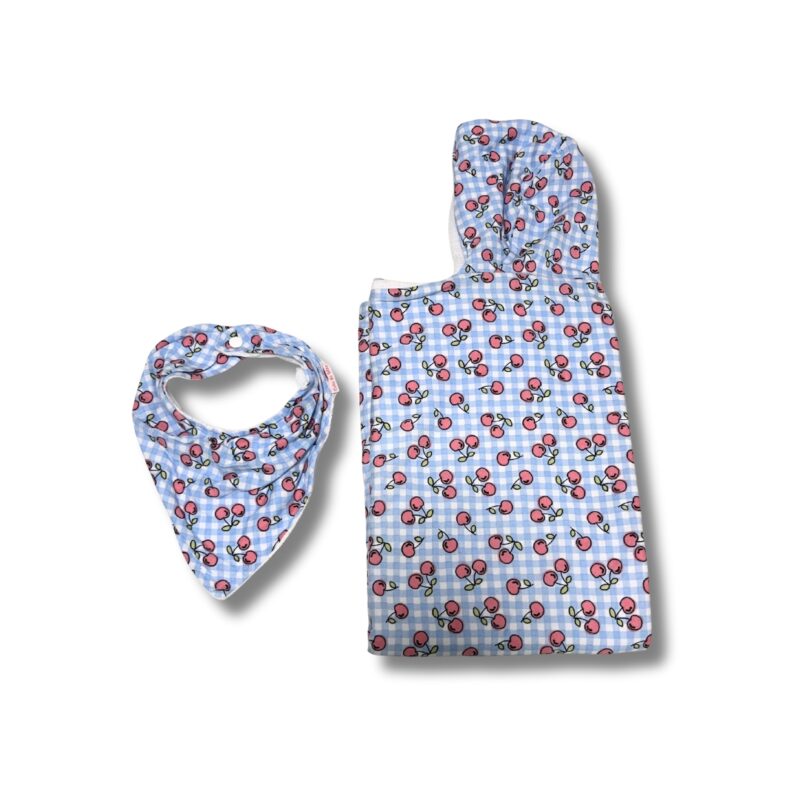 Kit Enxoval 8 Bem-vindo! Toalha de Banho com Capuz e Babador Bandana Cerejinhas