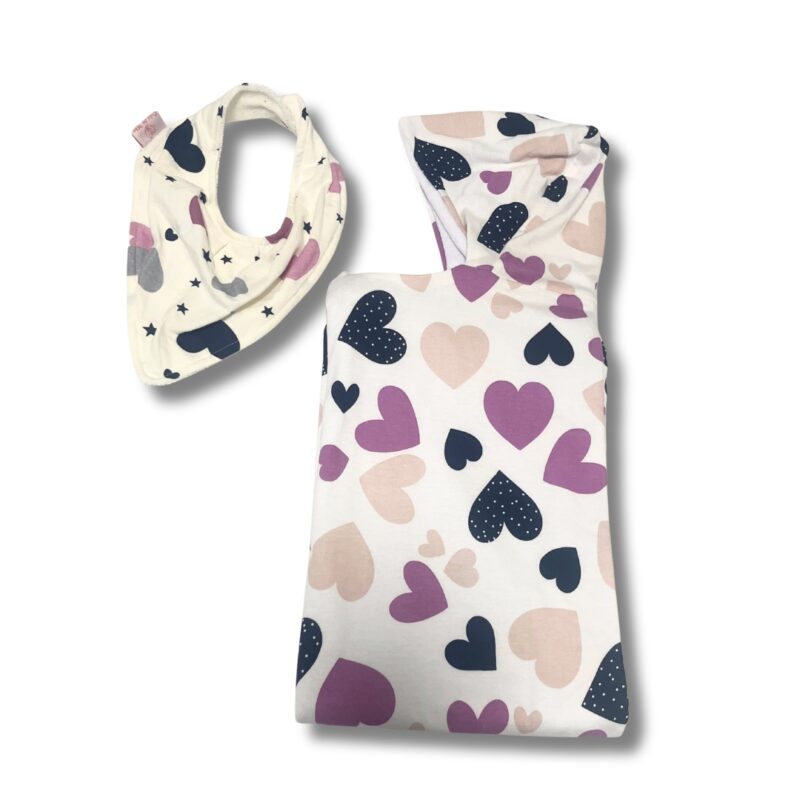Kit Enxoval 6 Bem-vindo! Toalha de Banho com Capuz e Babador Bandana Corações
