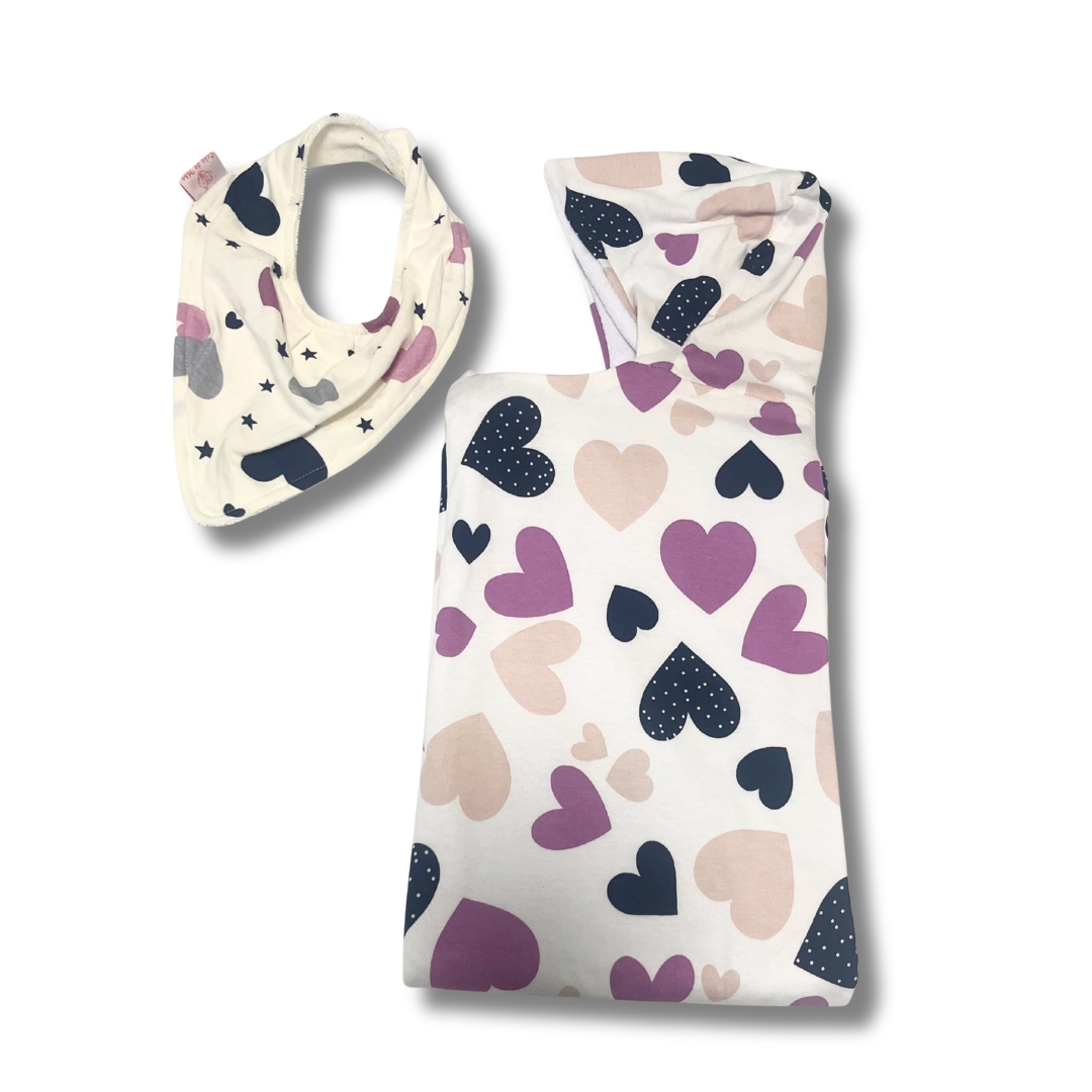 Kit Enxoval 6 Bem-vindo! Toalha de Banho com Capuz e Babador Bandana Corações