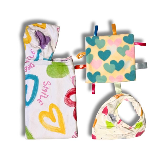 Kit Enxoval 2 Bem-vindo! Toalha de Banho com capuz Naninha Urso Babador e Manta Sensorial - Imagem 5