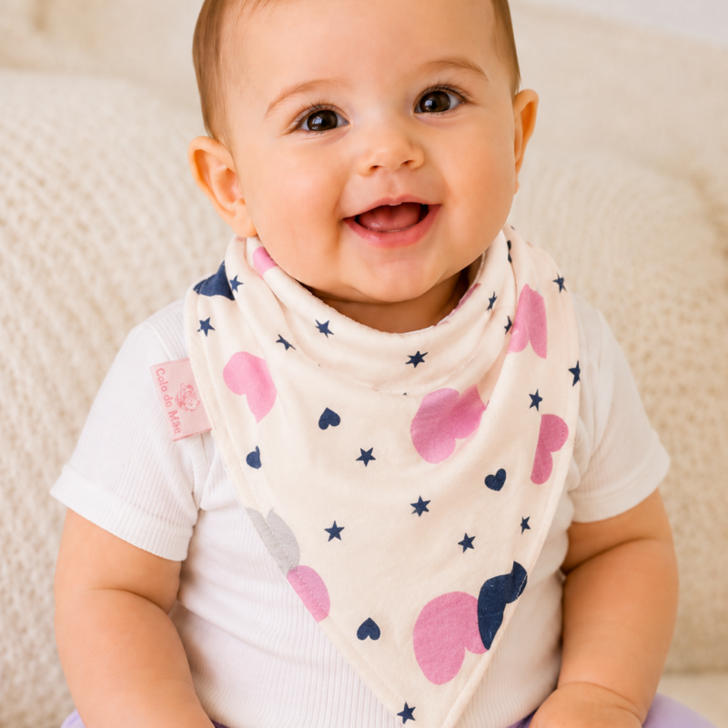 Babador Bandana Duplo Atoalhado Corações Estrelas Colo de Mãe