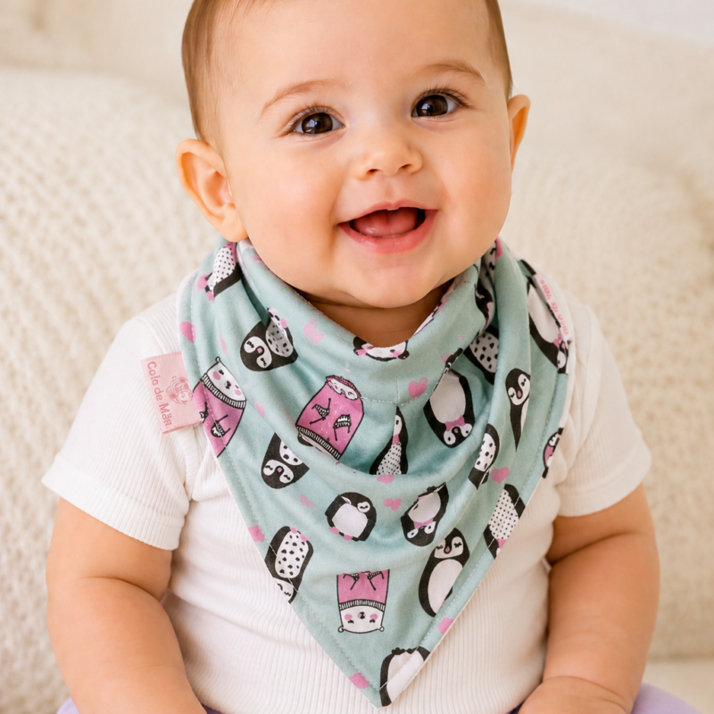 Babador Bandana Duplo Atoalhado Pinguim Corações Colo de Mãe