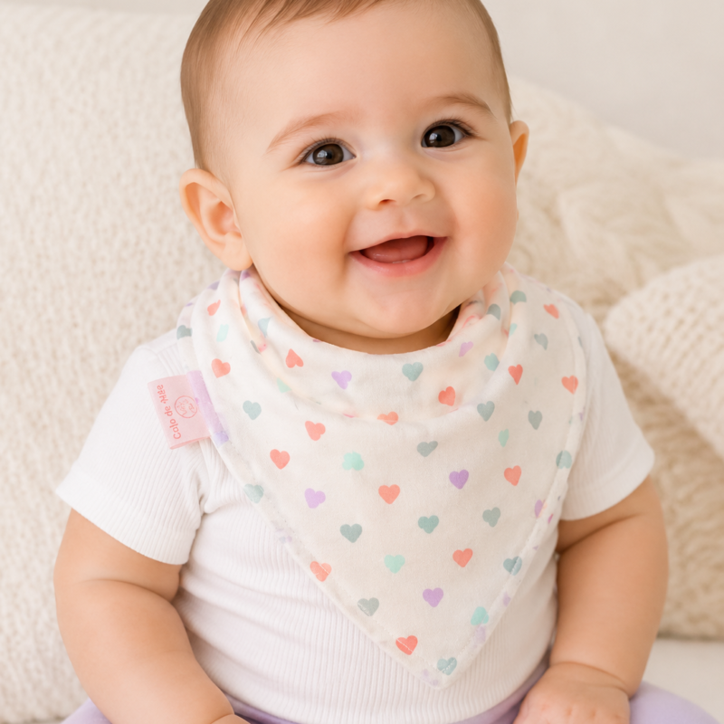 Babador Bandana Duplo Atoalhado Coraçõezinhos Colo de Mãe