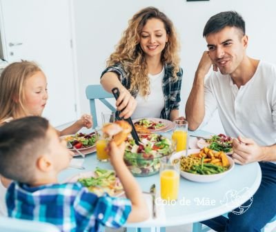 Leia mais sobre o artigo Refeição em família, como integrar o bebê na dinâmica familiar